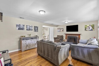 373 Hoyt St in Darien, CT - Building Photo - Building Photo
