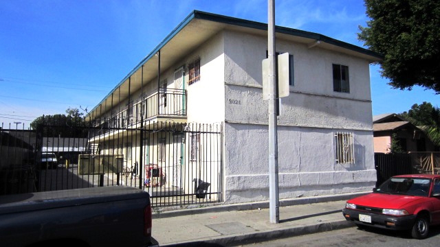 9021 Compton Ave in Los Angeles, CA - Foto de edificio