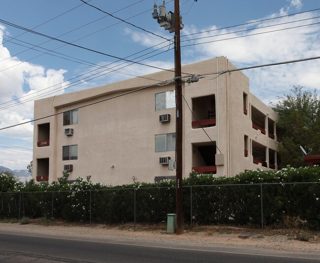 Oasis Apartments in Tucson, AZ - Foto de edificio - Building Photo