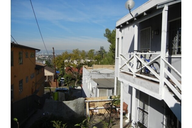 832 Hyperion Ave in Los Angeles, CA - Foto de edificio - Building Photo