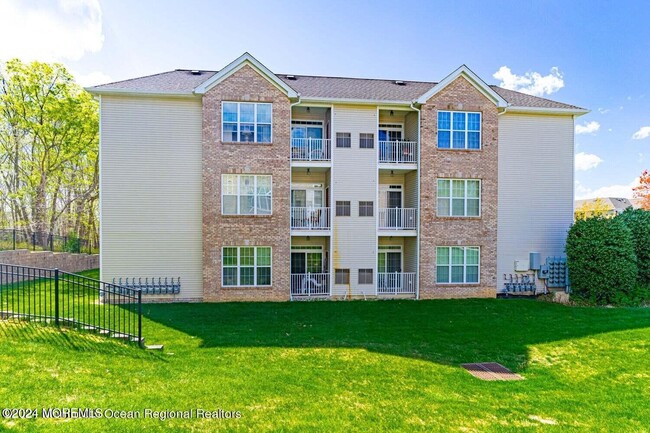 631 Sophee Ln in Lakewood, NJ - Foto de edificio - Building Photo