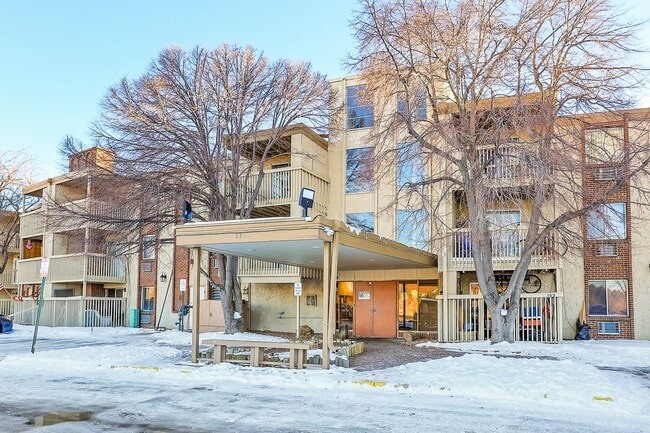 1304 S Parker Rd in Denver, CO - Building Photo - Building Photo