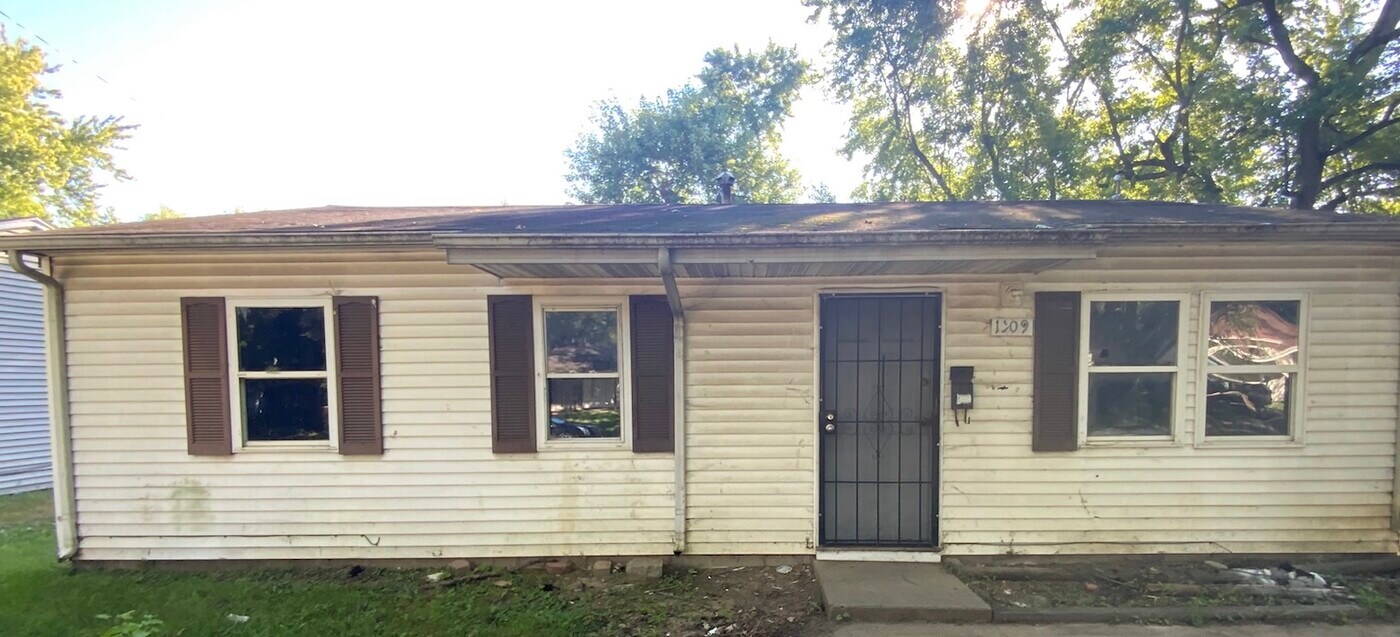 1109 Koehn Dr in Danville, IL - Building Photo