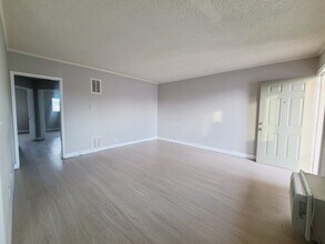 8720 Orion Ave, Unit 21 in Los Angeles, CA - Building Photo - Building Photo