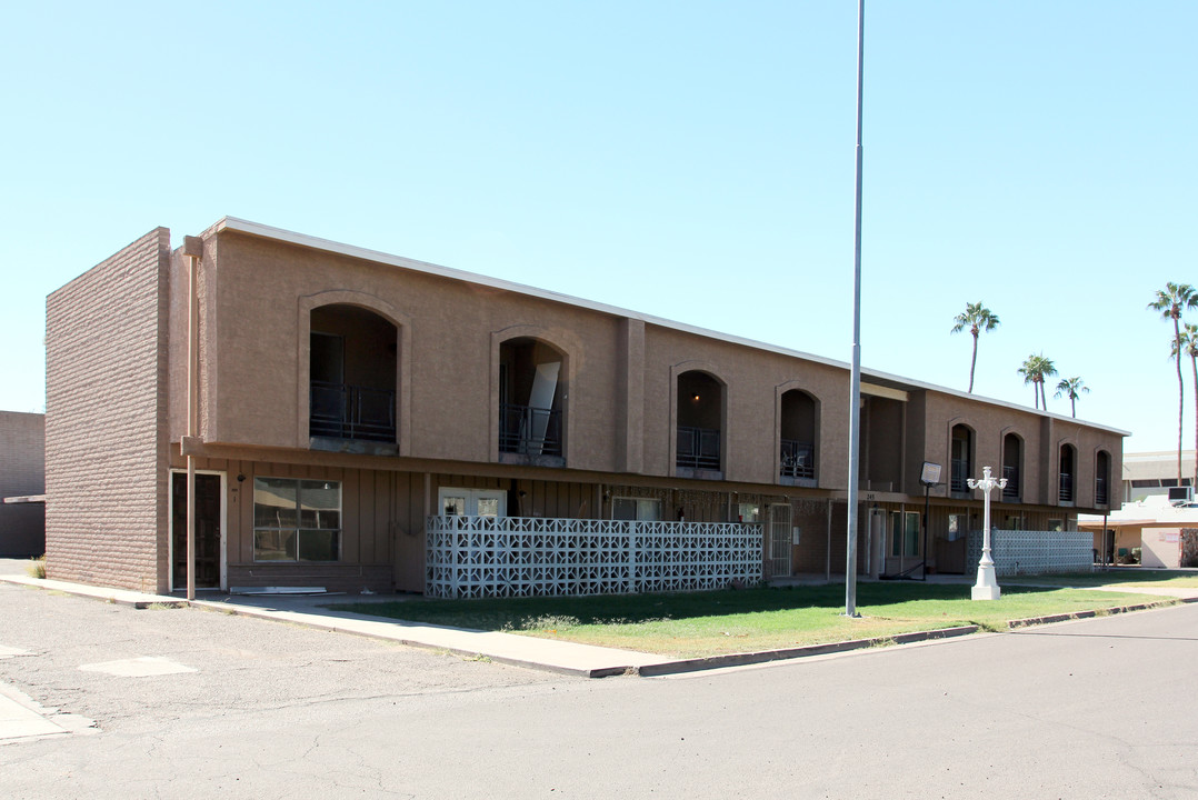 Towne House Manor in Mesa, AZ - Building Photo