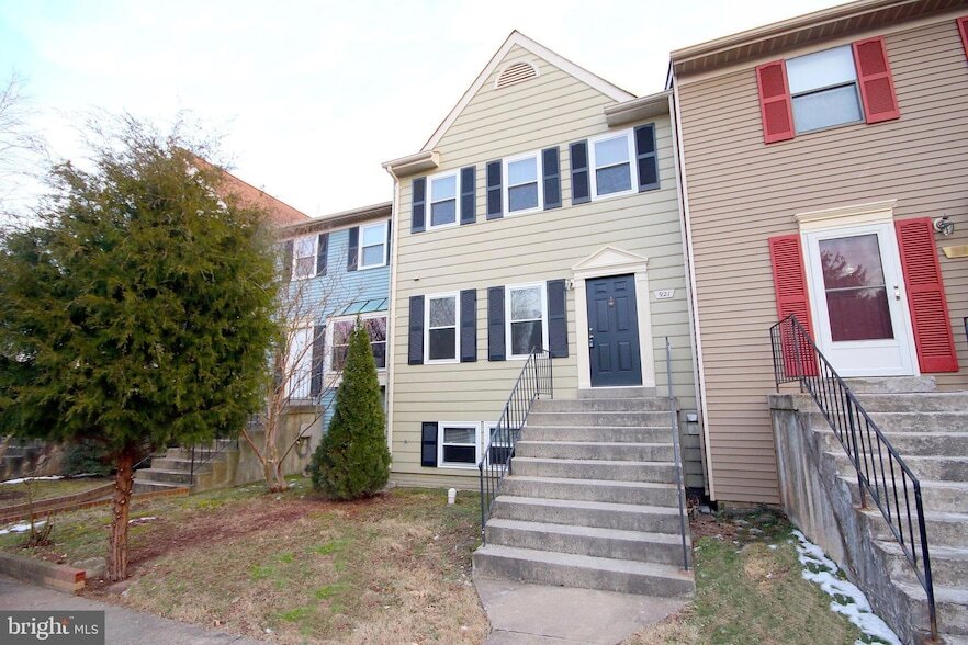 921 Barton Oaks Pl, Unit 1223 in Herndon, VA - Building Photo