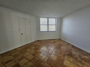 214 Lake Pointe Dr, Unit 206 in Oakland Park, FL - Building Photo - Building Photo