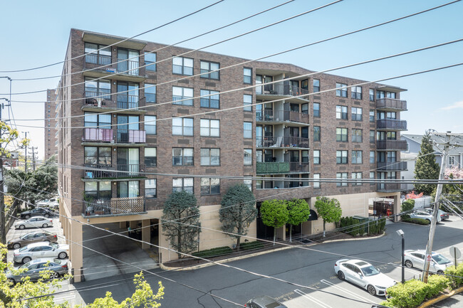 200 Division St in Cliffside Park, NJ - Foto de edificio - Building Photo