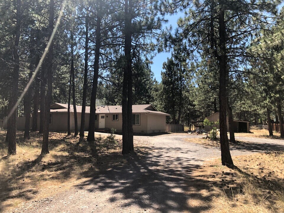 69229 Singletree in Sisters, OR - Building Photo
