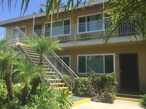 Villa Los Pinos in Whittier, CA - Foto de edificio - Building Photo