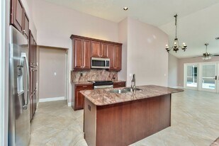 691 Melville Ct in Naples, FL - Building Photo