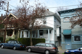 1815 NW Hoyt St in Portland, OR - Building Photo - Building Photo