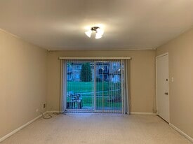 9422 Bay Colony Dr, Unit 1W in Des Plaines, IL - Building Photo