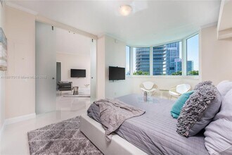300 South Pointe Dr in Miami Beach, FL - Building Photo - Building Photo