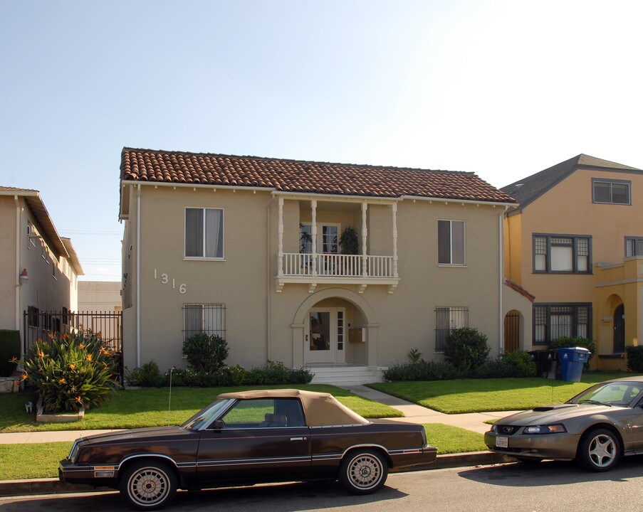 1316 S Highland Ave in Los Angeles, CA - Building Photo