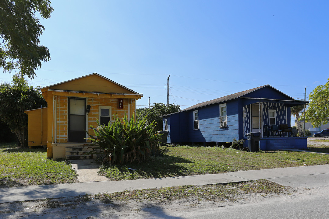 702 SE 10th St in Stuart, FL - Foto de edificio