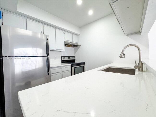 5672 Rock Island Rd in Tamarac, FL - Building Photo - Building Photo