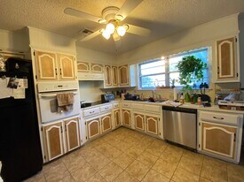 324 texas ave, Unit 324 Texas in Hewitt, TX - Building Photo