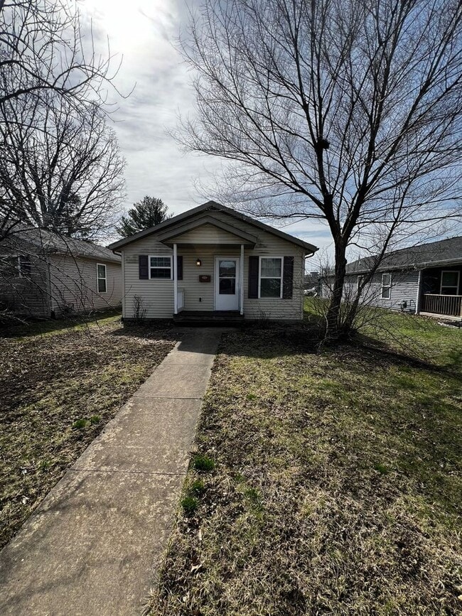 property at 1405 1/2 W Beslin St