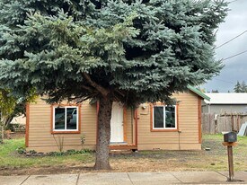 1425 22nd Ave in Sweet Home, OR - Building Photo