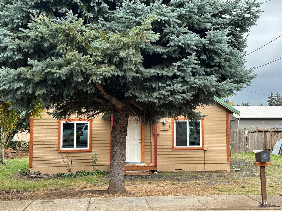 1425 22nd Ave in Sweet Home, OR - Building Photo