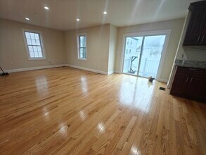 42 Elmwood Ave in Revere, MA - Foto de edificio - Building Photo