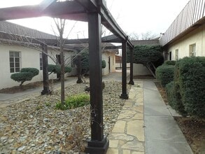 533 Valencia Dr SE in Albuquerque, NM - Building Photo - Building Photo