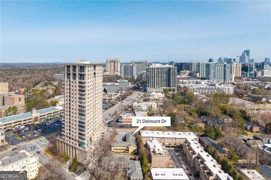 21 Delmont Dr NE, Unit 10 in Atlanta, GA - Foto de edificio