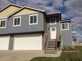 3324 Stephanie Dr in Dickinson, ND - Building Photo