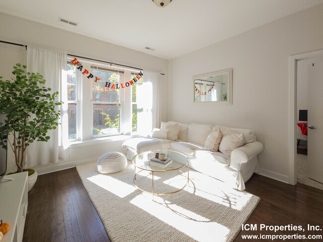 1930 N Lincoln Ave, Unit 1900-103