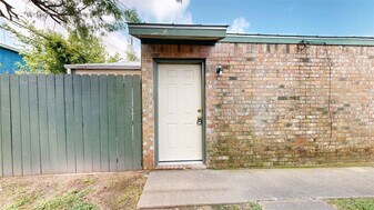 725 Peppertree Dr, Unit 27 in Bryan, TX - Building Photo