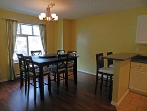 710 Massie Dr in Victoria, BC - Building Photo - Building Photo