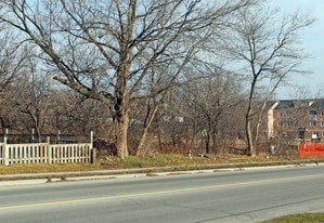 Bloor Park Village in Oshawa, ON - Building Photo