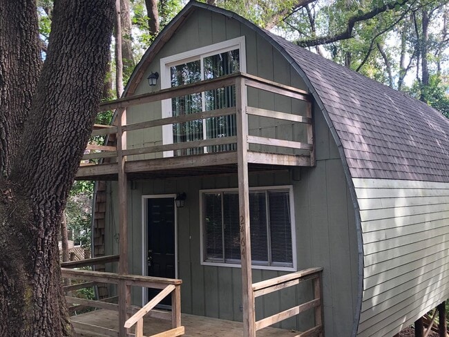property at 2464 Dundee Dr