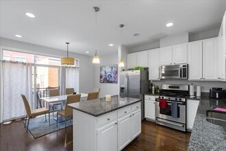 720 W Evergreen Ave in Chicago, IL - Building Photo - Building Photo