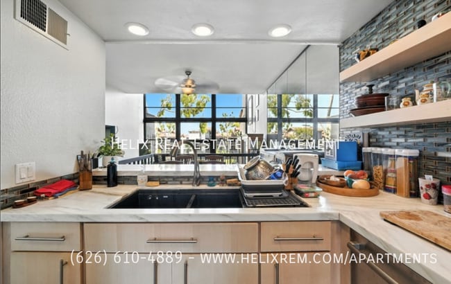 7322 Marina Pacifica Dr N in Long Beach, CA - Foto de edificio - Building Photo