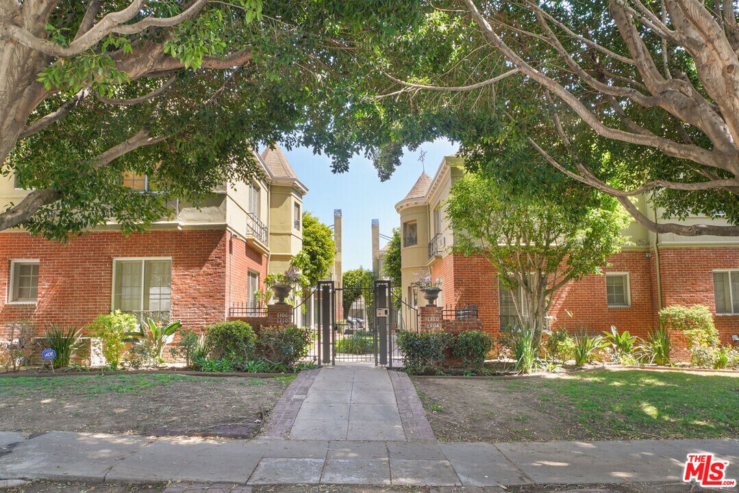 1306 N Alta Vista Blvd in Los Angeles, CA - Building Photo