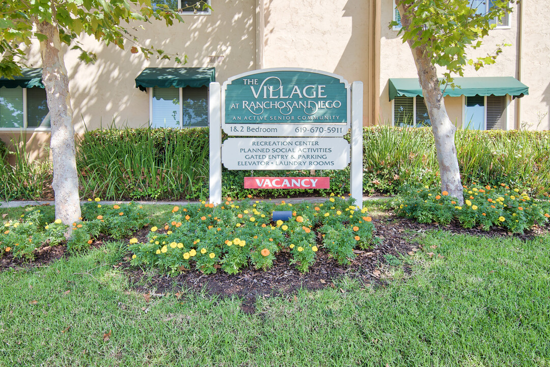 The Village at Rancho San Diego in La Mesa, CA - Foto de edificio