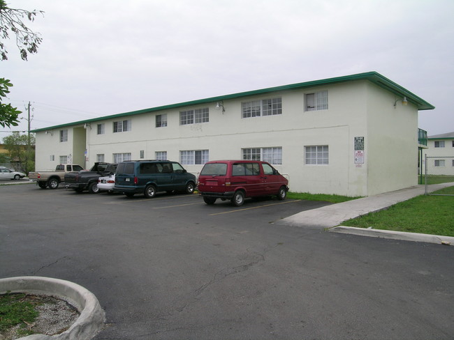 Homestead Gardens II in Homestead, FL - Building Photo - Building Photo