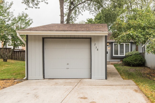 238 Driftwood Ln in Bloomingdale, IL - Building Photo - Building Photo