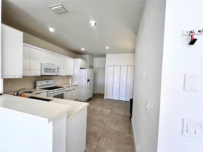 2433 Pasadena Way in Weston, FL - Foto de edificio - Building Photo