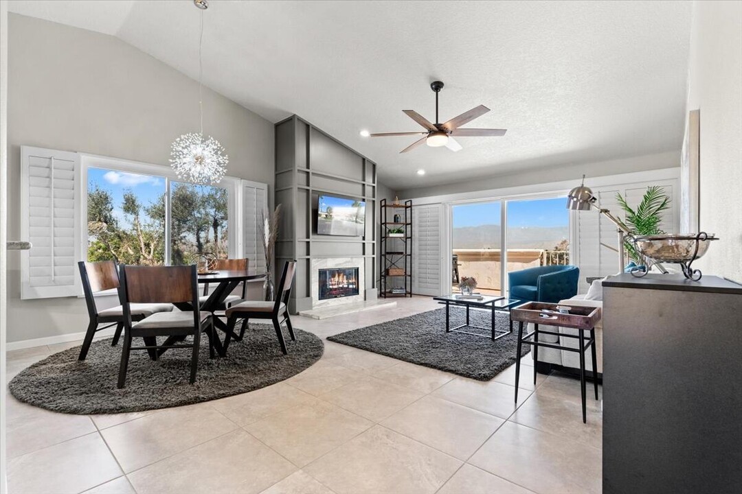 296 Vista Royale Cir E in Palm Desert, CA - Foto de edificio