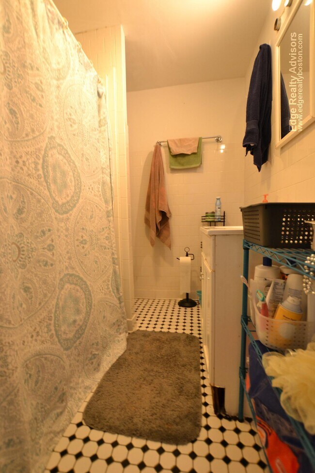 316 Saint Paul St, Unit 1 in Brookline, MA - Foto de edificio - Building Photo