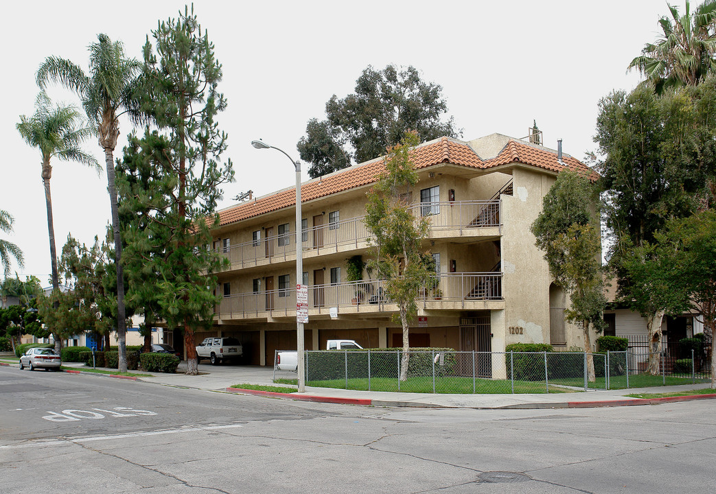 1202 N Van Ness Ave in Santa Ana, CA - Foto de edificio