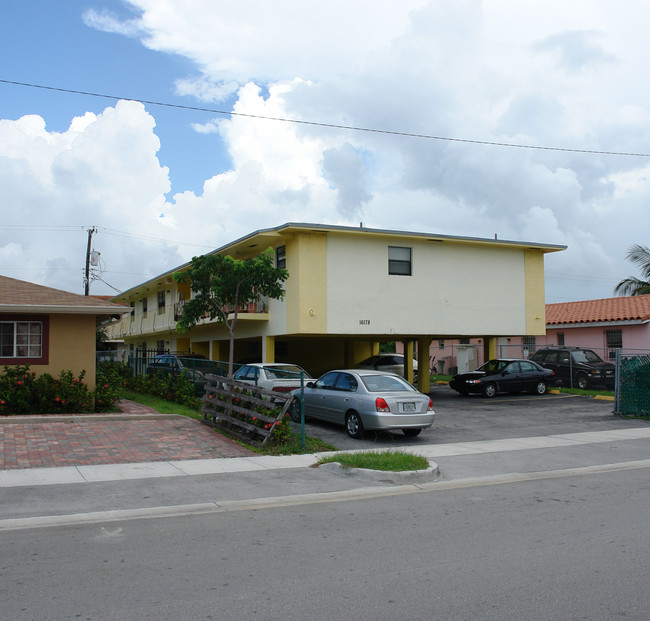 16178 NE 19th Pl in Miami, FL - Foto de edificio - Building Photo