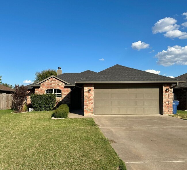 607 Northwest Granite Avenue in Cache, OK - Foto de edificio - Building Photo