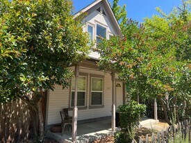 1033 E Main St in Ashland, OR - Building Photo