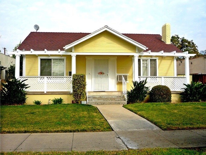 235 E Puente St in Covina, CA - Foto de edificio