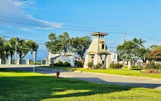 5031 Gulf Stream Ln in Bacliff, TX - Building Photo