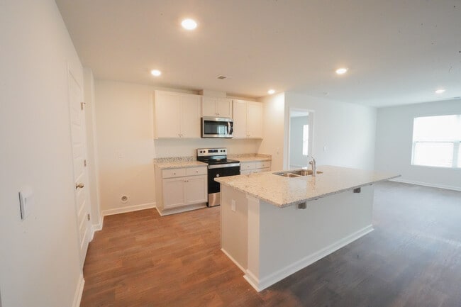 448 Coconut Dr in Bloomingdale, GA - Building Photo - Building Photo